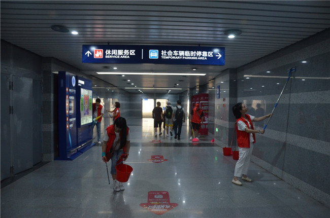 城投集團開展“創(chuàng)衛(wèi)迎暗訪、全城大掃除”主題志愿活動