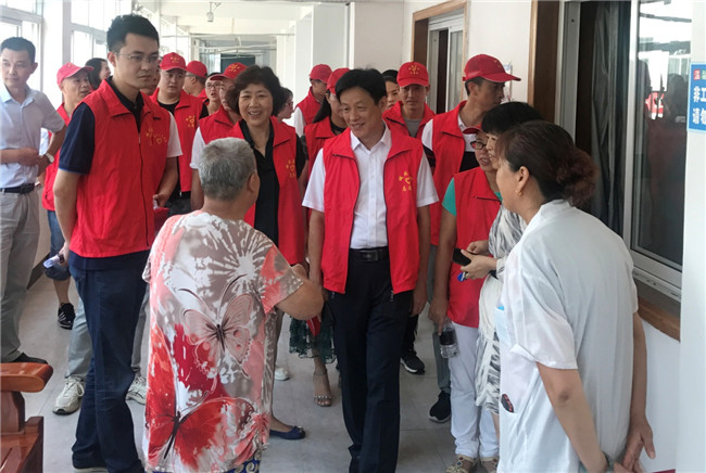 城投集團(tuán)開展“傳承紅色基因，敬老愛幼先行” 現(xiàn)場獻(xiàn)愛心活動(dòng)