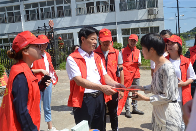 城投集團(tuán)開展“傳承紅色基因，敬老愛幼先行” 現(xiàn)場獻(xiàn)愛心活動(dòng)