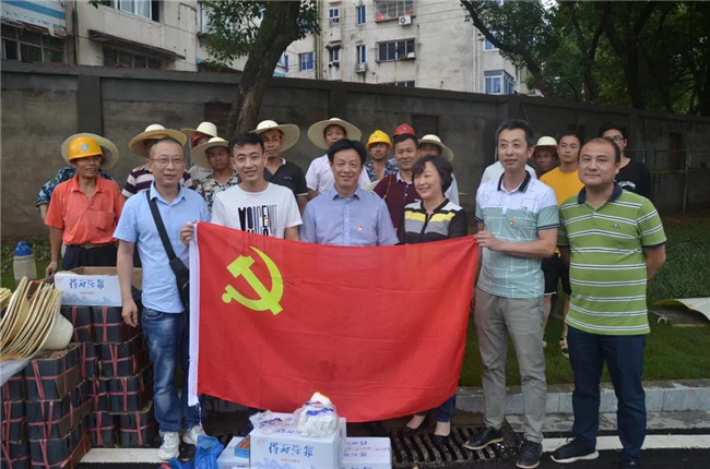 炎炎夏日送清涼，點滴關(guān)懷暖人心——城投集團各黨支部開展“送清涼”慰問一線員工活動
