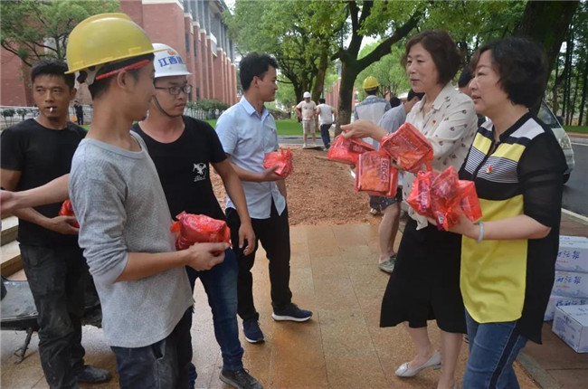 炎炎夏日送清涼，點滴關(guān)懷暖人心——城投集團各黨支部開展“送清涼”慰問一線員工活動