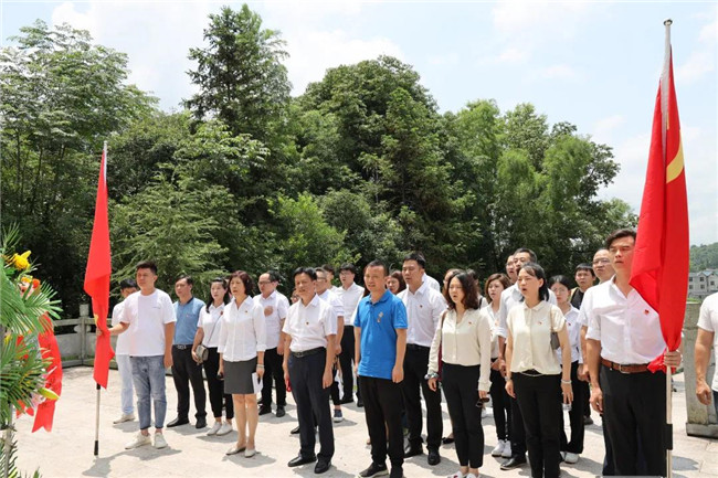 市城投集團(tuán)開(kāi)展“緬懷革命先烈，傳承紅色基因”革命傳統(tǒng)教育