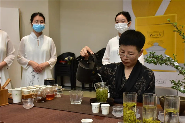 新理念、新時(shí)尚、新方式、新感受——德宇集團(tuán)舉行2022得雨活茶新品發(fā)布推廣會(huì)