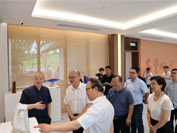 中國美術(shù)學(xué)院景德鎮(zhèn)藝創(chuàng)中心啟幕展暨揭牌儀式舉行——金一斌吳雋出席并共同揭牌