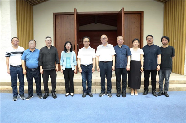 中國美術(shù)學(xué)院景德鎮(zhèn)藝創(chuàng)中心啟幕展暨揭牌儀式舉行——金一斌吳雋出席并共同揭牌