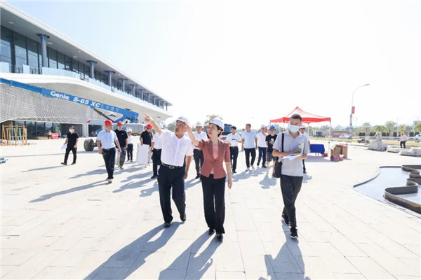 胡雪梅調(diào)研國慶期間不停工重點項目、商貿(mào)旅游消費工作