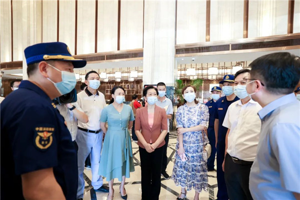 胡雪梅調(diào)研國慶期間不停工重點項目、商貿(mào)旅游消費工作