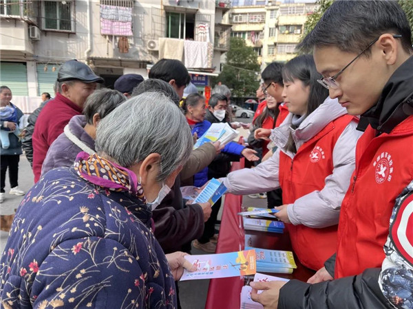 市城投集團(tuán)進(jìn)社區(qū)開(kāi)展反邪教宣傳